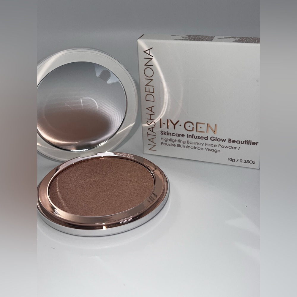 Natasha Denona Hygen highlighting bouncy face powder LIGHT